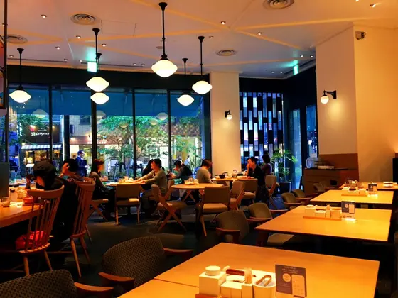 落ち着いた雰囲気の店内