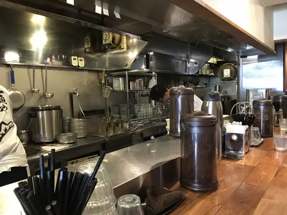 店内はカウンターのみ。