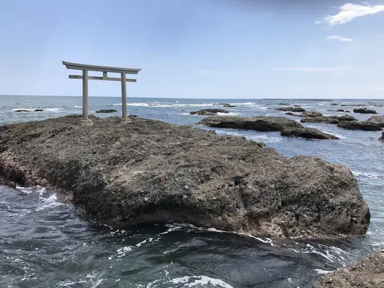 落ちたら終わりのジャンプしても岩づたいに渡りましたが、鳥居までがいけませんでした。
