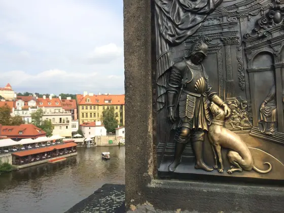 触れると幸運が訪れるという、聖ヤン・ネポムツキー像の台座。わんちゃんだけ触られすぎてピカピカ（笑）