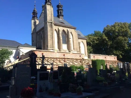 外観はこんな感じ。周りにお墓もありました。