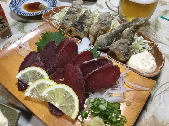 鹿刺しとヤマメの唐揚げ