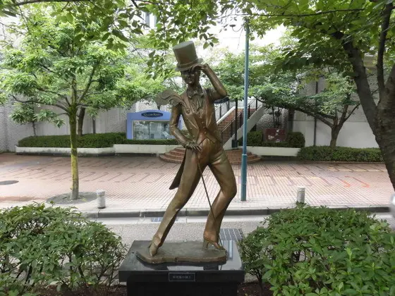 「燕尾服の紳士」