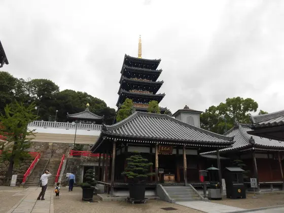 中山寺境内