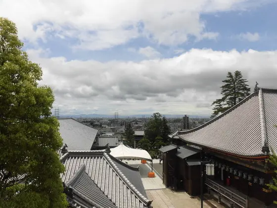 中山寺境内
