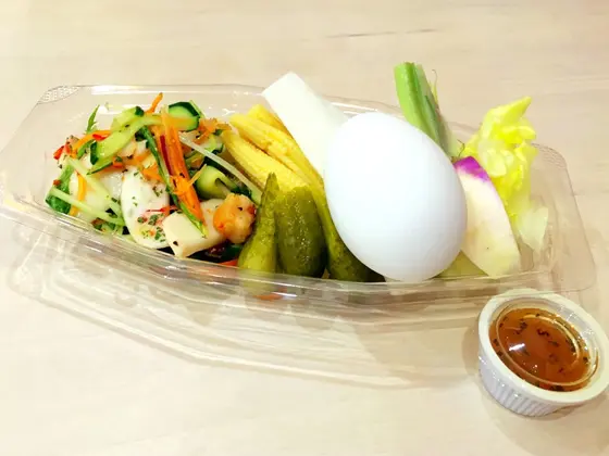 サラダバーも楽しめる