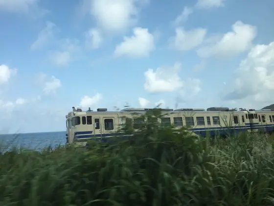 五能線を走る電車と並走して１