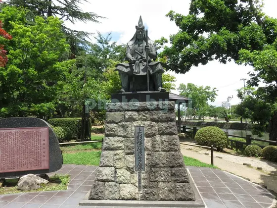 上杉謙信の像