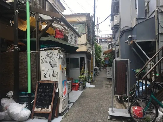 路地裏に入ると