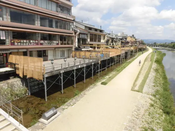 納涼床「川床」