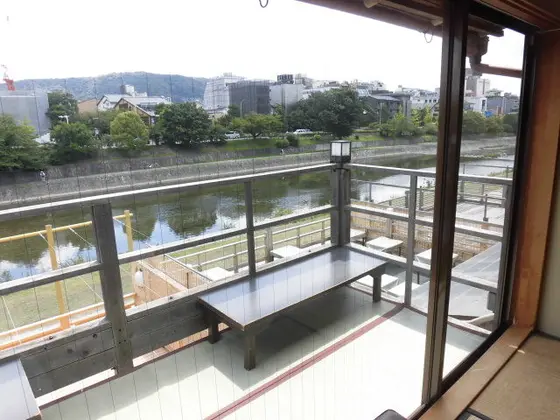 納涼床の川床（かわゆか、かわどこ）