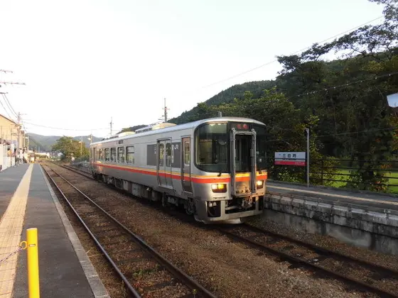 三日月駅に電車が停車