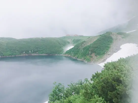 霧がちょっと薄くなったみくりが池