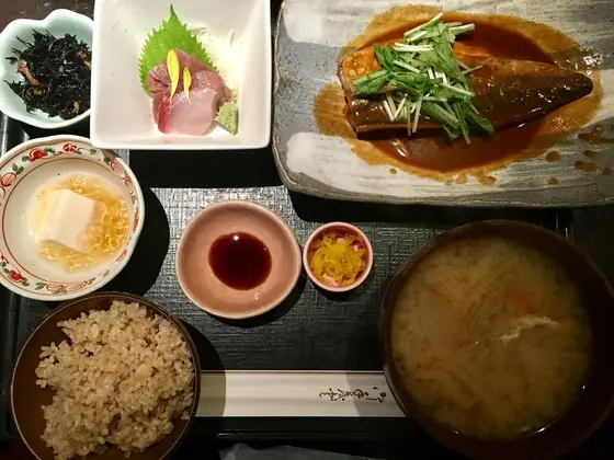 鯖の味噌煮と刺身小鉢御前 ￥900