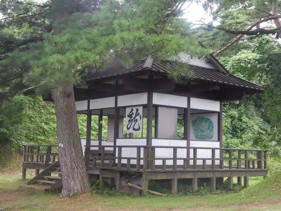 護摩堂の横のある休憩所