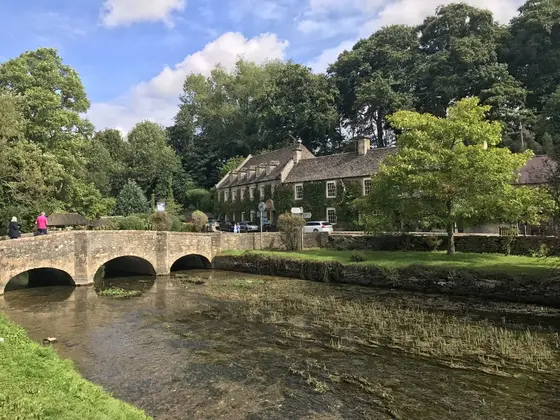 アーリントンの小径からのホテル
