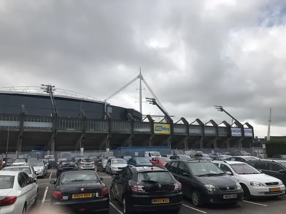 バックスタンド裏の駐車場