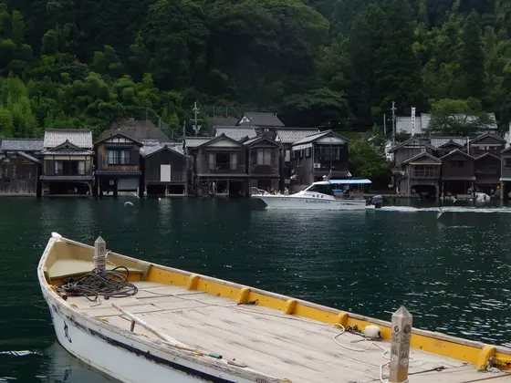 漁に出る漁船