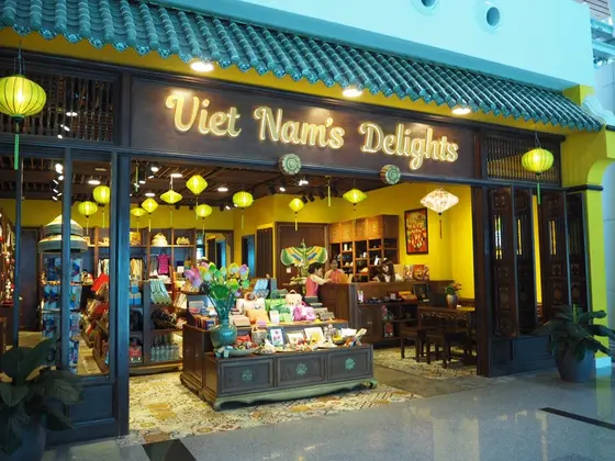 手荷物検査後には免税店街があります。