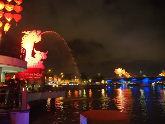 マードラゴン(鯉の滝登り像)