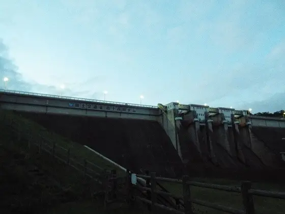 日暮れる威容