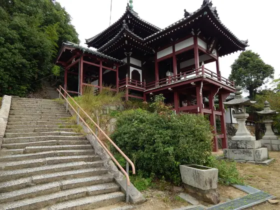朱塗りの懸け造りのお堂が