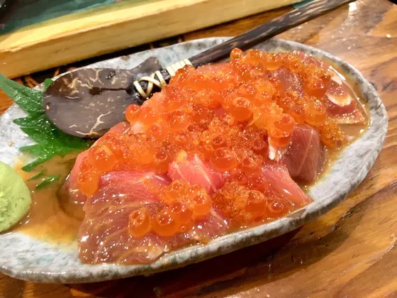 雲丹醤油で食べるマグロ