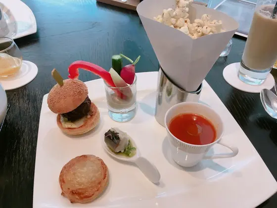 和牛バーガーやバーニャカウダ、蟹のパイ🦀トリュフポップコーン