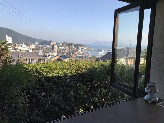 窓際カウンター席