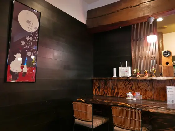 店内はやや暗め