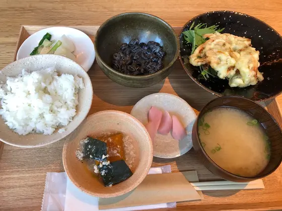 やさしいおばんざいの定食