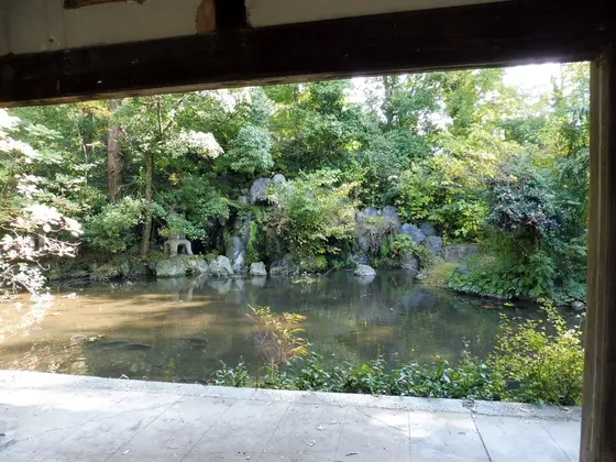 絵馬堂から神水苑を眺めて