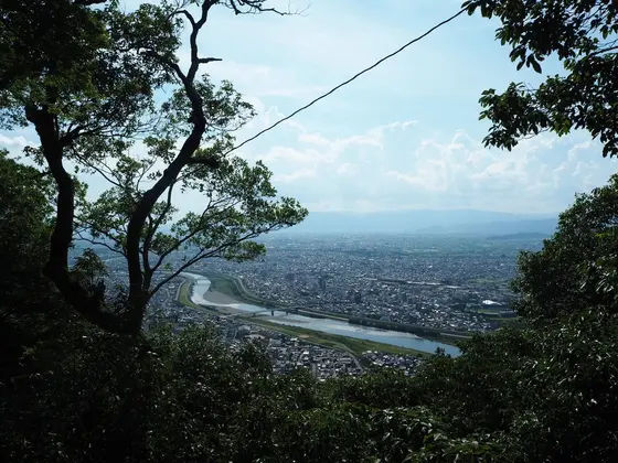 町中を流れる長良川。