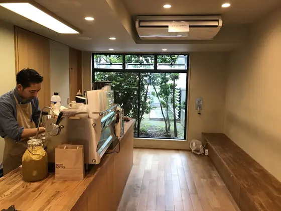 シンプルな店