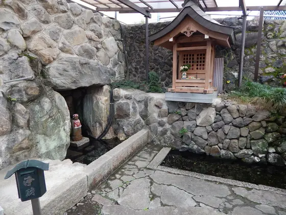 お地蔵さまに守られて