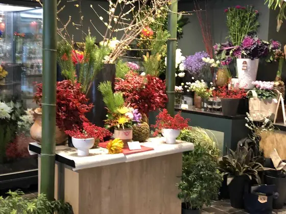 入り口横のお花屋さん