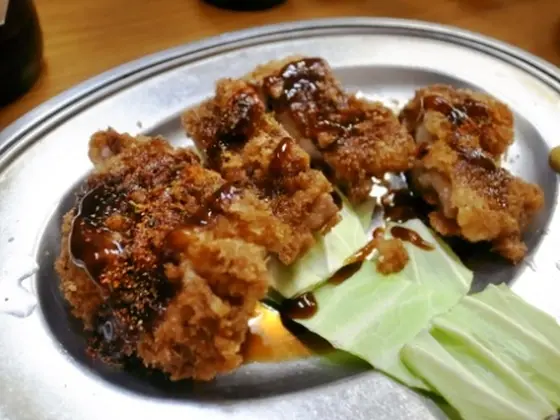 豚カツは２種の卓上ソースで！
