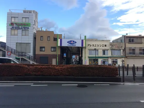 このアーケードを入ってスグです。
