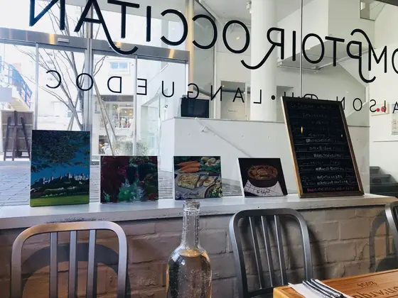 店内にはいろんな絵画が飾ってあります🖼