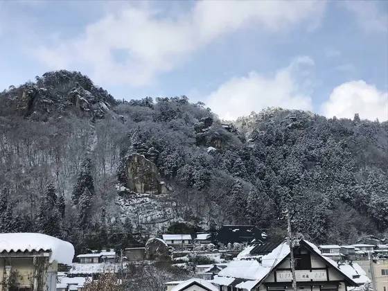 遠くに見えるのが立石寺です