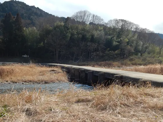 参道の「恋路橋」を渡って…