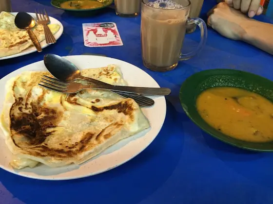 卵入りロティ（Roti Telur）
