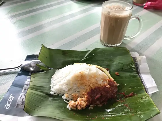 ナシレマ（Nasi Lemak）とテータレー（Teh Tarik）