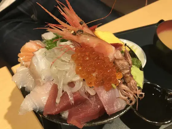 どどーんと海鮮丼!