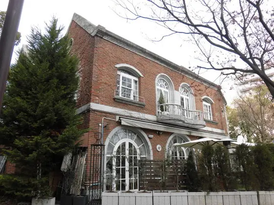 管理事務所と旧神戸社交倶楽部・レストラン