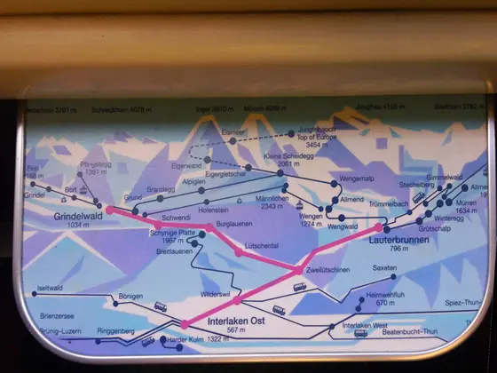 列車のテーブルに地図が..