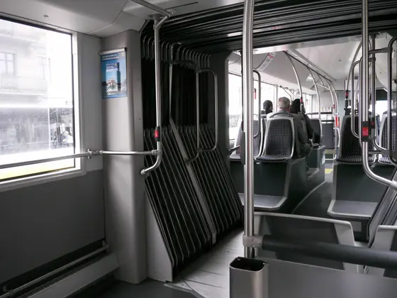 バスまたは列車で
