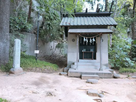 小さな祠