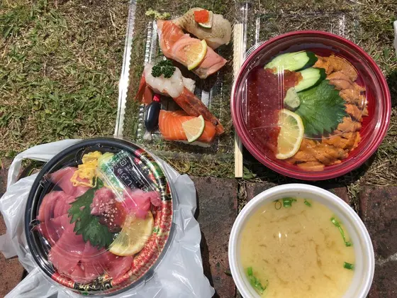 海を眺めながら、お寿司(*'▽'*)