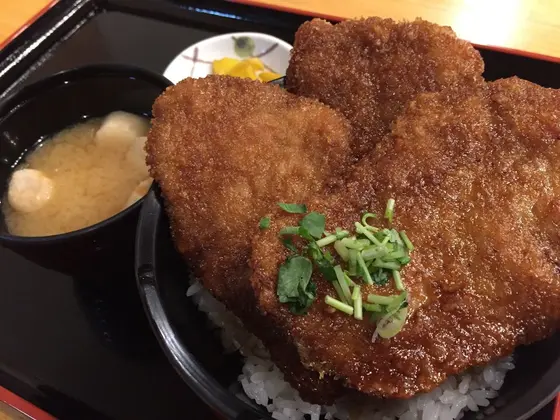 名物「はみだしカツ丼」も食べられるお食事処「美咲」